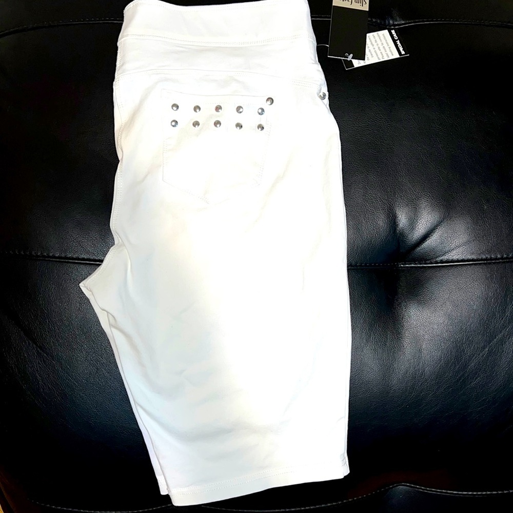 Women’s WHITE Bermuda Studded Walking Shorts🔥 Invisible Waist band! LARGE